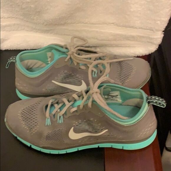 NIKE Women's Gray & Teal Genly loved Shoes. Size 8 - Picture 2 of 6